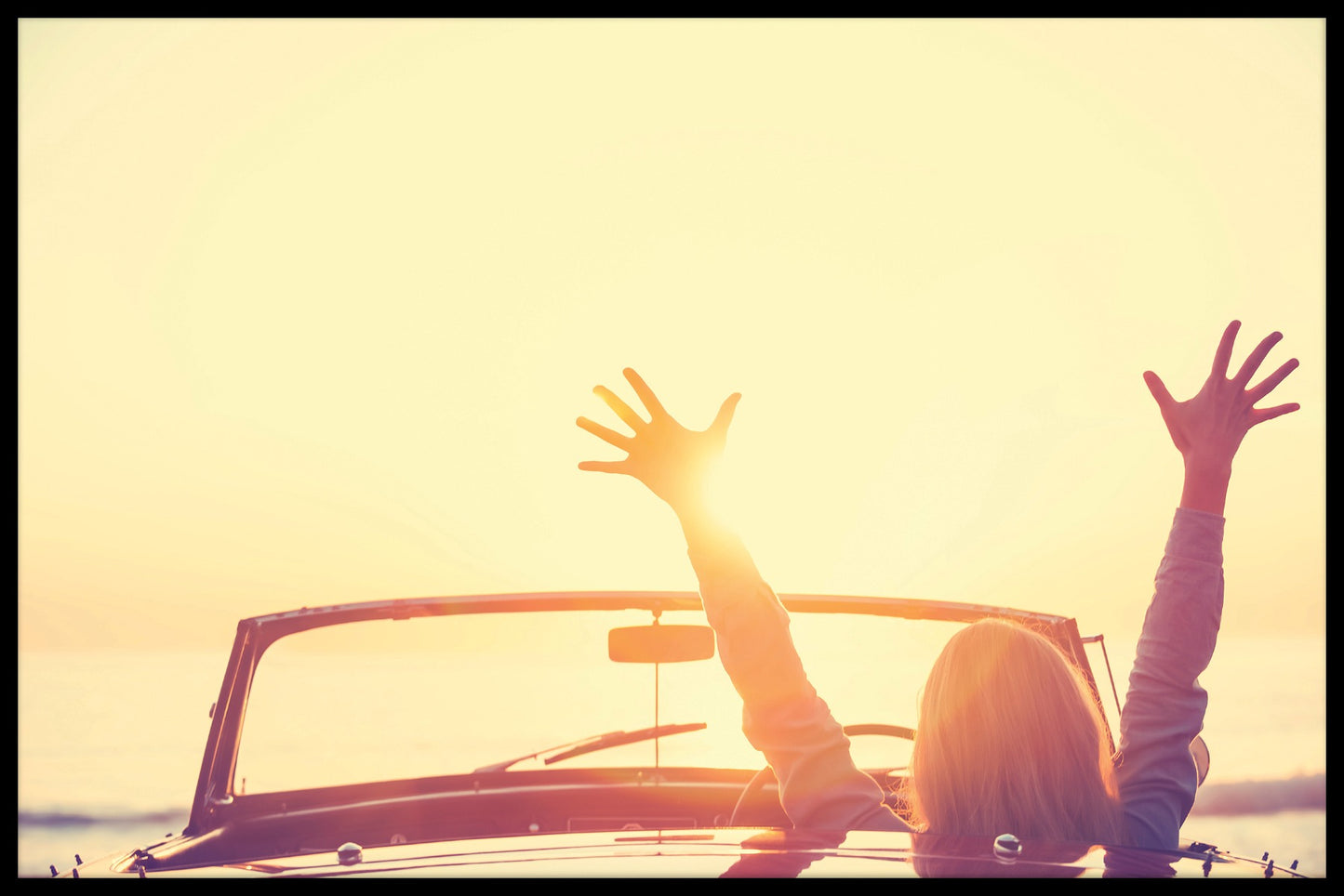 Cabriolet in zonsondergangpalen