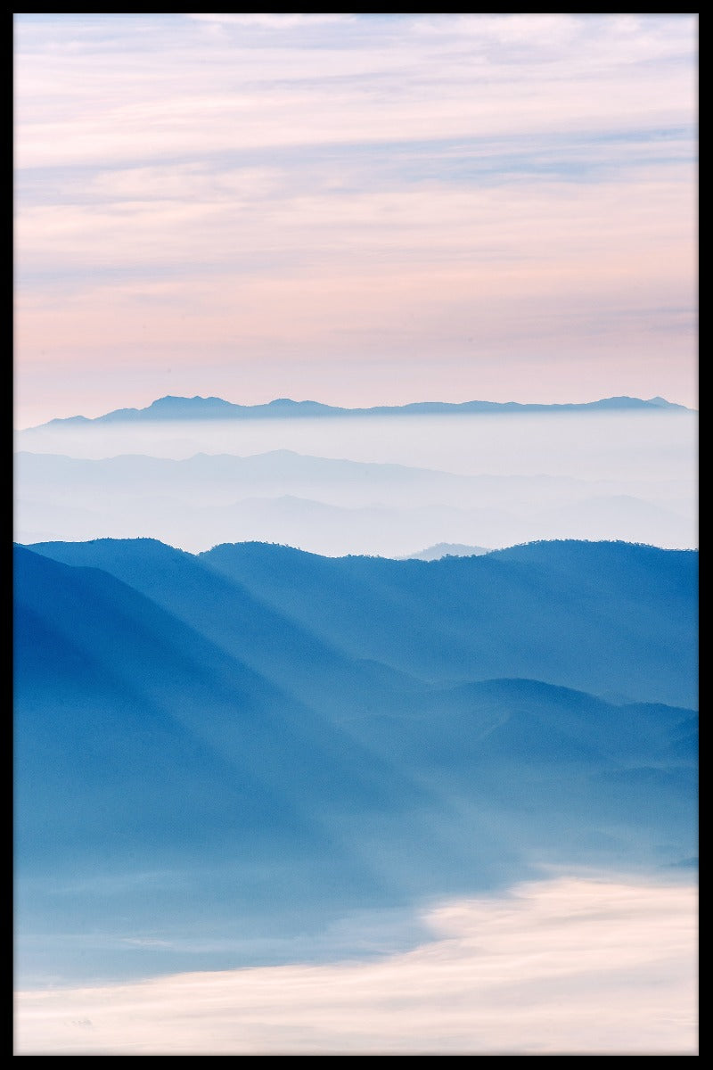 Zonnestralen op de bergposter