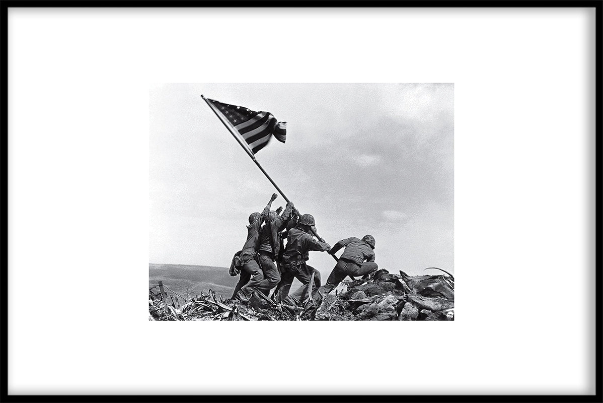 Vlaggen hijsen bij Iwo Jima posten